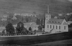 ves s oběma kostely (starší stojí níže pod novým) – detail předchozí fotografie