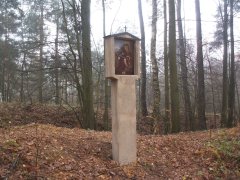 kaplička křížové cesty zepředu zleva