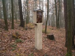 kaplička křížové cesty zepředu zleva