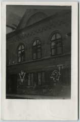 synagoga pomalovaná hanlivými a nacistickými nápisy