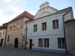 bývalá synagoga (vpravo, vlevo od ní židovská škola)