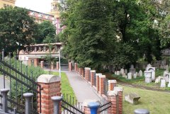 pohled na oplocení oddělující vlevo starou zaniklou a vpravo zachovalou část hřbitova