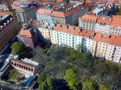 pohled z televizní věže na dochovanou část hřbitova