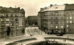 pohled ze Škroupova náměstí do Pospíšilovy ulice k hlavní bráně hřbitova