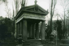 hřbitov s dodnes stojící hrobkou podnikatele Friedricha Ephraima von Kubinzky (1814-1888)