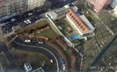 pohled z televizní věže na dochovanou část hřbitova a bývalý dům izraelitského pohřebního bratrstva