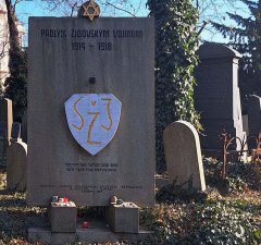 pamětní deska z roku 1927 vojínům padlým v 1. světové válce