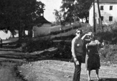 historické foto kaple (pod stromy v pozadí)