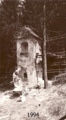 starší foto kapličky při opravě