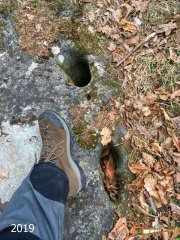 stopa sv. Wolfganga v kameni před kapličkou