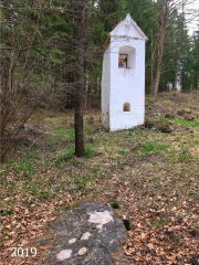 foto kapličky a před ní stopy sv. Wolfganga v kameni