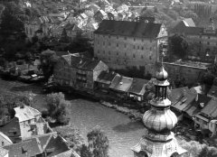 pohled na historickou budovu gymnázia (kaple je nízká budova přistavěná k pravé stěně)