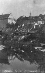 pohled na historickou budovu gymnázia (kaple je nízká budova přistavěná k pravé stěně)