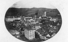 pohled na historickou budovu gymnázia (kaple je nízká budova přistavěná k pravé stěně)