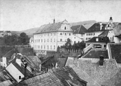 pohled na historickou budovu gymnázia (kaple je nízká budova přistavěná k pravé stěně)