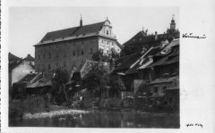 pohled na historickou budovu gymnázia (kaple je nízká budova přistavěná k pravé stěně)