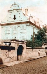 pohled na historickou budovu gymnázia s přistavěnou kaplí (vpravo)