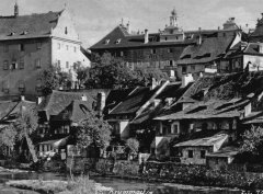 pohled na historickou budovu gymnázia (kaple je nízká budova přistavěná k pravé stěně)