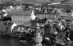 pohled na historickou budovu gymnázia (kaple je nízká budova přistavěná k pravé stěně)