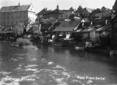 pohled na historickou budovu gymnázia (kaple je nízká budova přistavěná k pravé stěně)