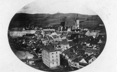 pohled na historickou budovu gymnázia (kaple je nízká budova přistavěná k pravé stěně)
