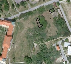 letecký pohled na místo, kde kostel stál (vyznačen vpravo)