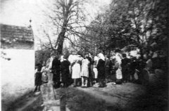 historické foto původní kaple (vlevo)