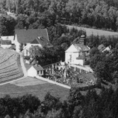 výřez detailu s márnicí z předchozí pohlednice