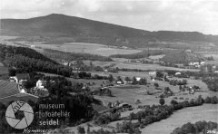 historické foto márnice (vlevo od kostela)