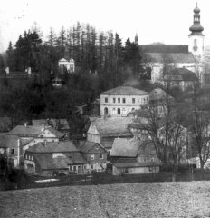 celkový pohled na město s křížovou cestou (vlevo od kostela)