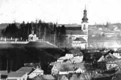 celkový pohled na město s křížovou cestou (vlevo od kostela)