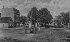 historické foto kaple (uprostřed, mezi stromy)