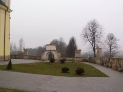 opravená ohradní zeď se vstupní bránou a kapličkami křížové cesty