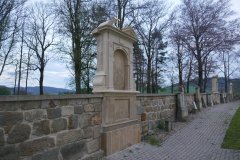 kaplička křížové cesty zepředu zleva
