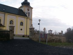 část opravené ohradní zdi s kapličkami křížové cesty
