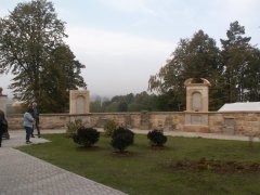 kapličky křížové cesty v ohradní zdi