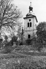 starší foto ohradní zdi kostela s jednou kapličkou křížové cesty