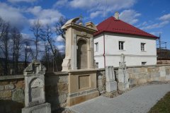 kaplička křížové cesty zepředu zleva