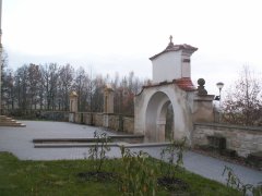 opravený vstup na bývalý hřbitov a kapličky křížové cesty ve zdi