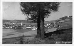 dobová pohlednice města s kostelem