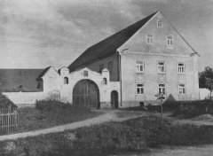 historické foto kapličky (vlevo od brány, vchodem do dvora)