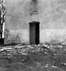 kaple poškozená vojáky