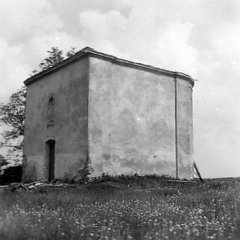 kaple poškozená vojáky