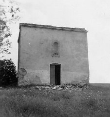 kaple poškozená vojáky