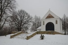 kaple s přístupovým schodištěm