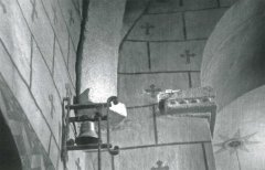 presbyterium s výmalbou z 19. století, restaurátorská sonda na vítězném oblouku