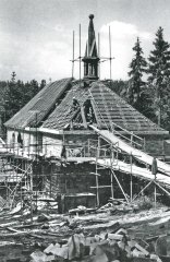 montáž krovu a pokládání krytiny na kostel