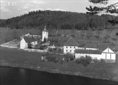 exhumace hřbitova, kostel ještě na původním místě