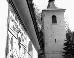 sluneční hodiny na kostele a původní zvonice