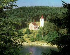 kostel po přestěhování s replikou zvonice